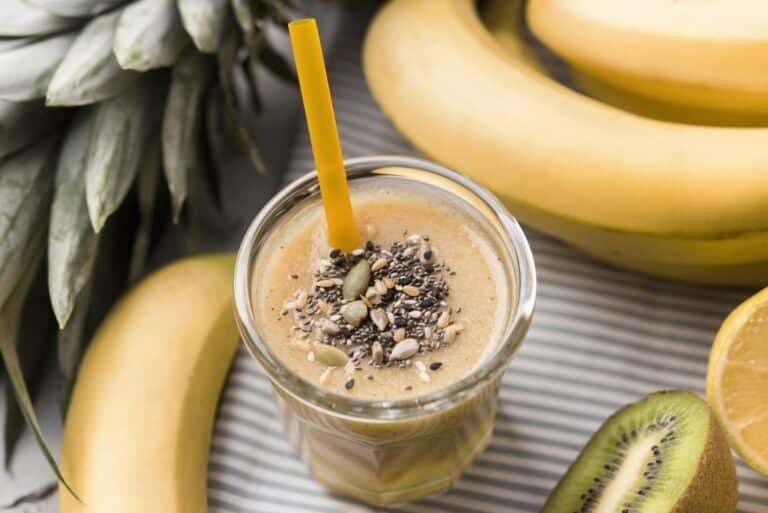 Frullato e ingredienti per una pausa quotidiana