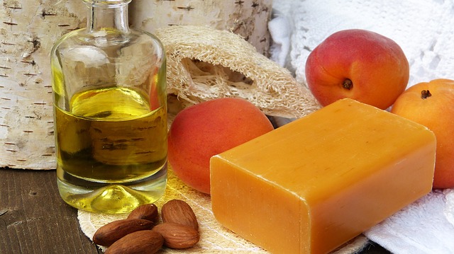 Sapone, olio e albicocche in una composizione illustrativa