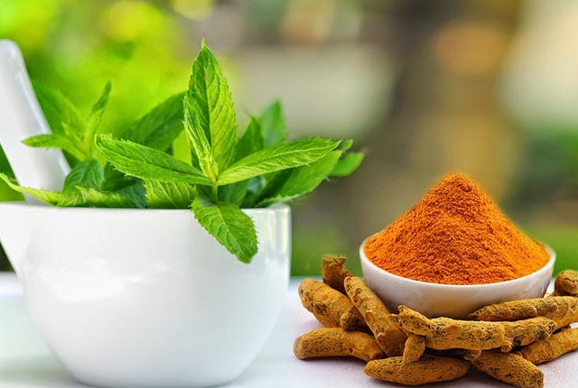 Mente e curcuma per la salute dell'orecchio
