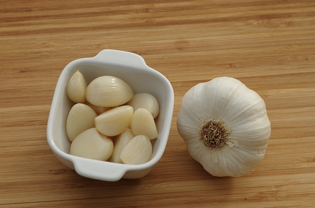 Spicchi di aglio sbucciati e un bulbo intero