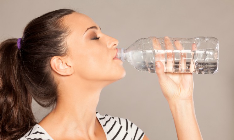 Acqua minerale alcalina benefici e proprieta