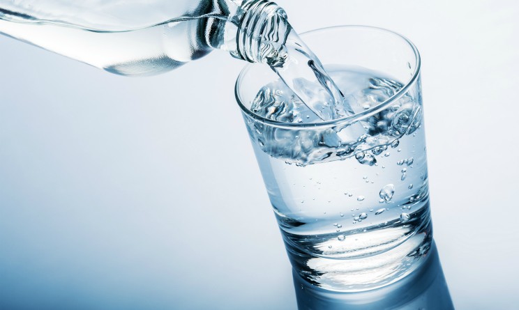 Bere due litri di acqua e il migliori rimedio naturale