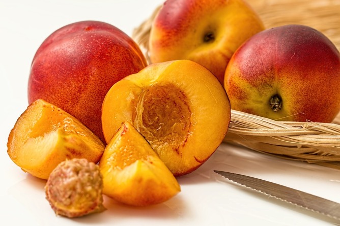 frutta in spiaggia: le pesche