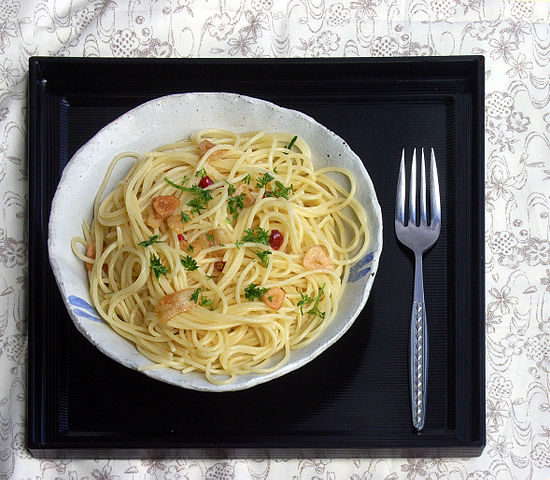 Piatto di spaghetti aglio, olio e peperoncino