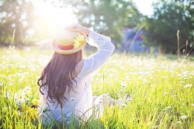 Persona con cappello all’aperto in una giornata di sole