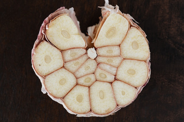 Bulbo di aglio tagliato in sezione