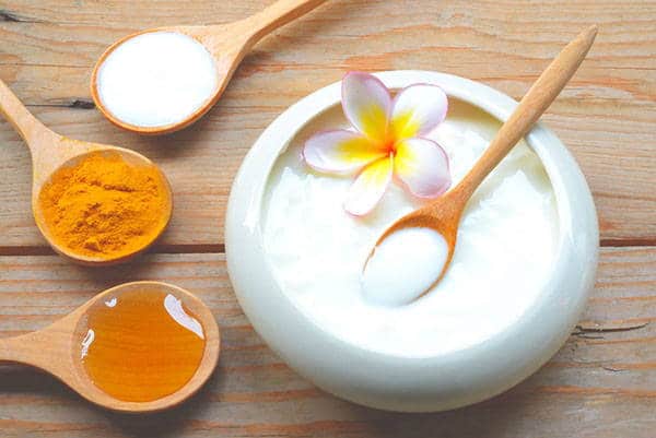 Ciotole con ingredienti alimentari e un cucchiaio