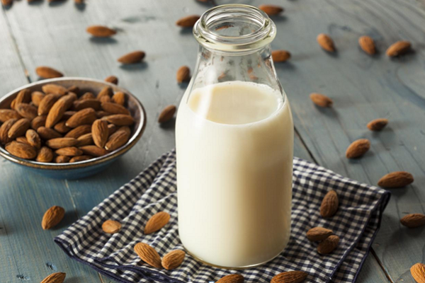 Latte vegetale alle mandorle, contiene calcio