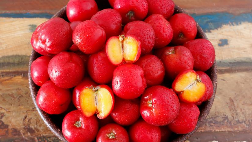 Acerola, ricchissima di vitamina C
